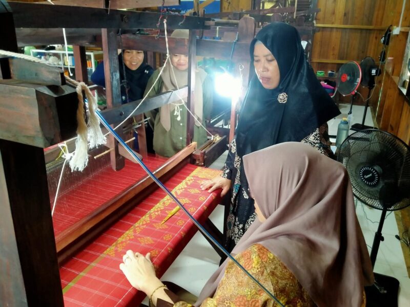 Ketua Dekranasda Lingga Tinjau Rumah Tenun Daik: Dorong Peningkatan Kualitas dan Kreativitas Produk Lokal | f. Dekranasda Lingga