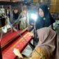 Ketua Dekranasda Lingga Tinjau Rumah Tenun Daik: Dorong Peningkatan Kualitas dan Kreativitas Produk Lokal | f. Dekranasda Lingga