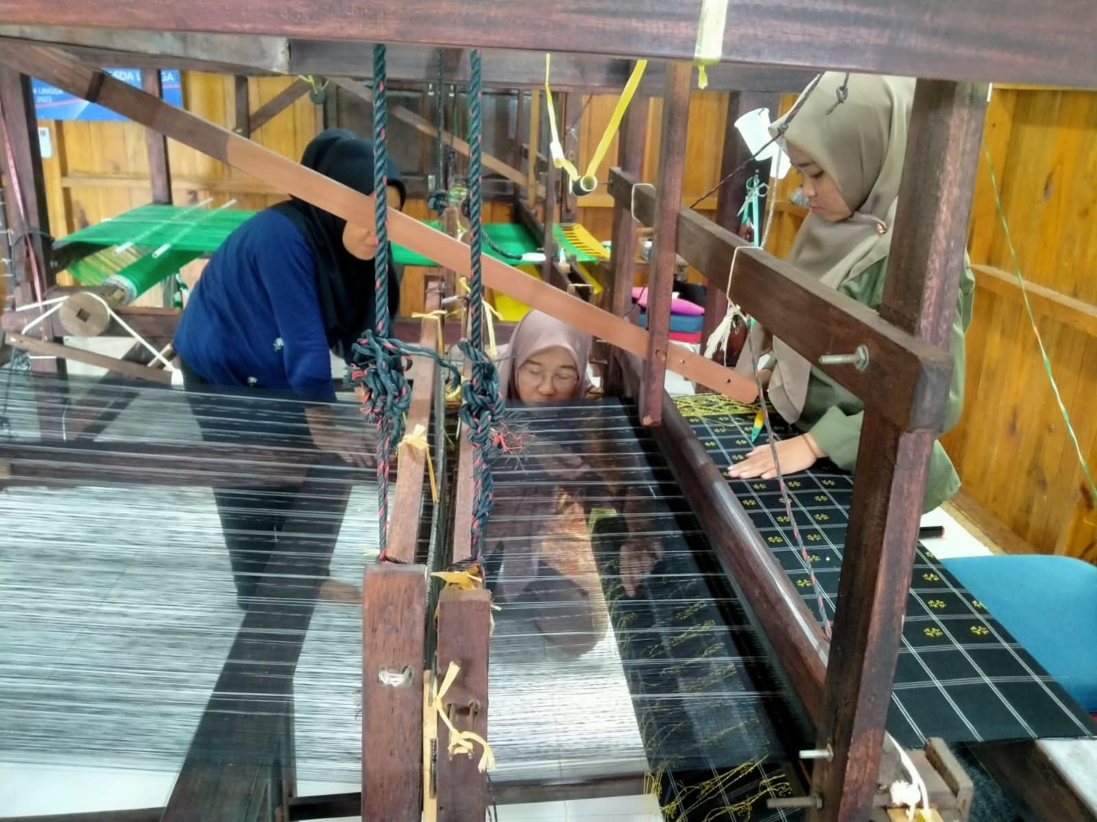 Ketua Dekranasda Lingga Tinjau Rumah Tenun Daik: Dorong Peningkatan Kualitas dan Kreativitas Produk Lokal | f. Dekranasda Lingga