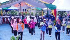 Sekda Lingga H. Armia Ikuti Senam Sehat dan Sambut Pawai Pendidikan Hari Guru Nasional 2025 | f. Diskominfo Lingga