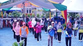 Sekda Lingga H. Armia Ikuti Senam Sehat dan Sambut Pawai Pendidikan Hari Guru Nasional 2025 | f. Diskominfo Lingga