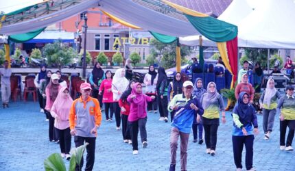 Sekda Lingga H. Armia Ikuti Senam Sehat dan Sambut Pawai Pendidikan Hari Guru Nasional 2025 | f. Diskominfo Lingga