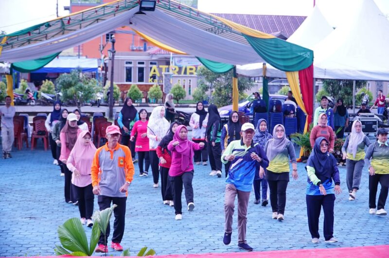 Sekda Lingga H. Armia Ikuti Senam Sehat dan Sambut Pawai Pendidikan Hari Guru Nasional 2025 | f. Diskominfo Lingga