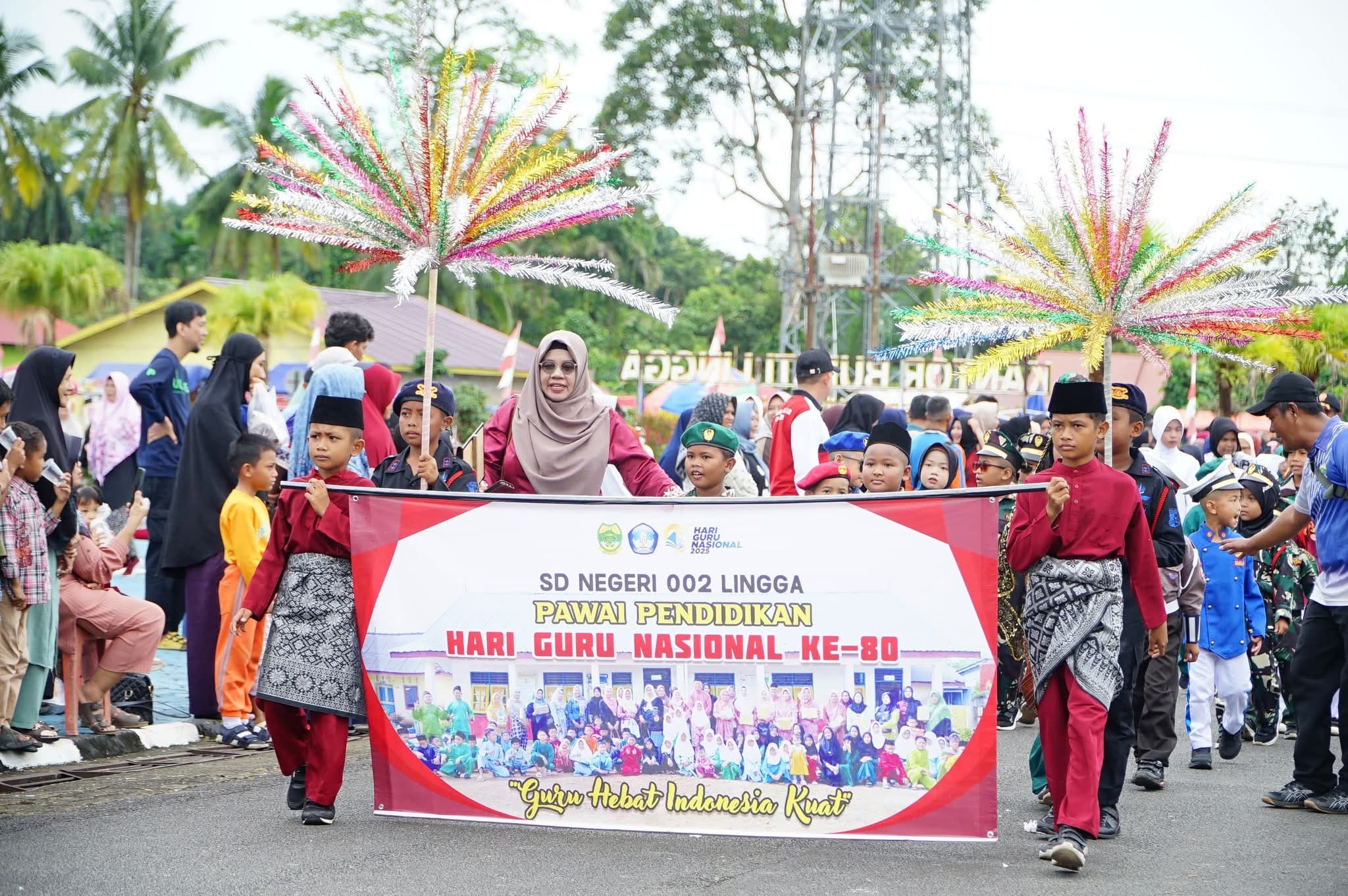 Sekda Lingga H. Armia Ikuti Senam Sehat dan Sambut Pawai Pendidikan Hari Guru Nasional 2025 | f. Diskominfo Lingga