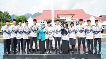 Foto bersama Pimpinan daerah Kab. Lingga pada HUT PGRI 2025 | f. Diskominfo Lingga