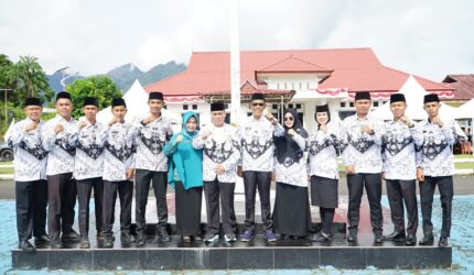 Foto bersama Pimpinan daerah Kab. Lingga pada HUT PGRI 2025 | f. Diskominfo Lingga