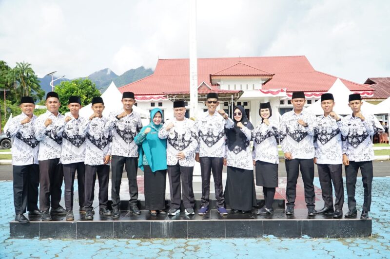 Foto bersama Pimpinan daerah Kab. Lingga pada HUT PGRI 2025 | f. Diskominfo Lingga