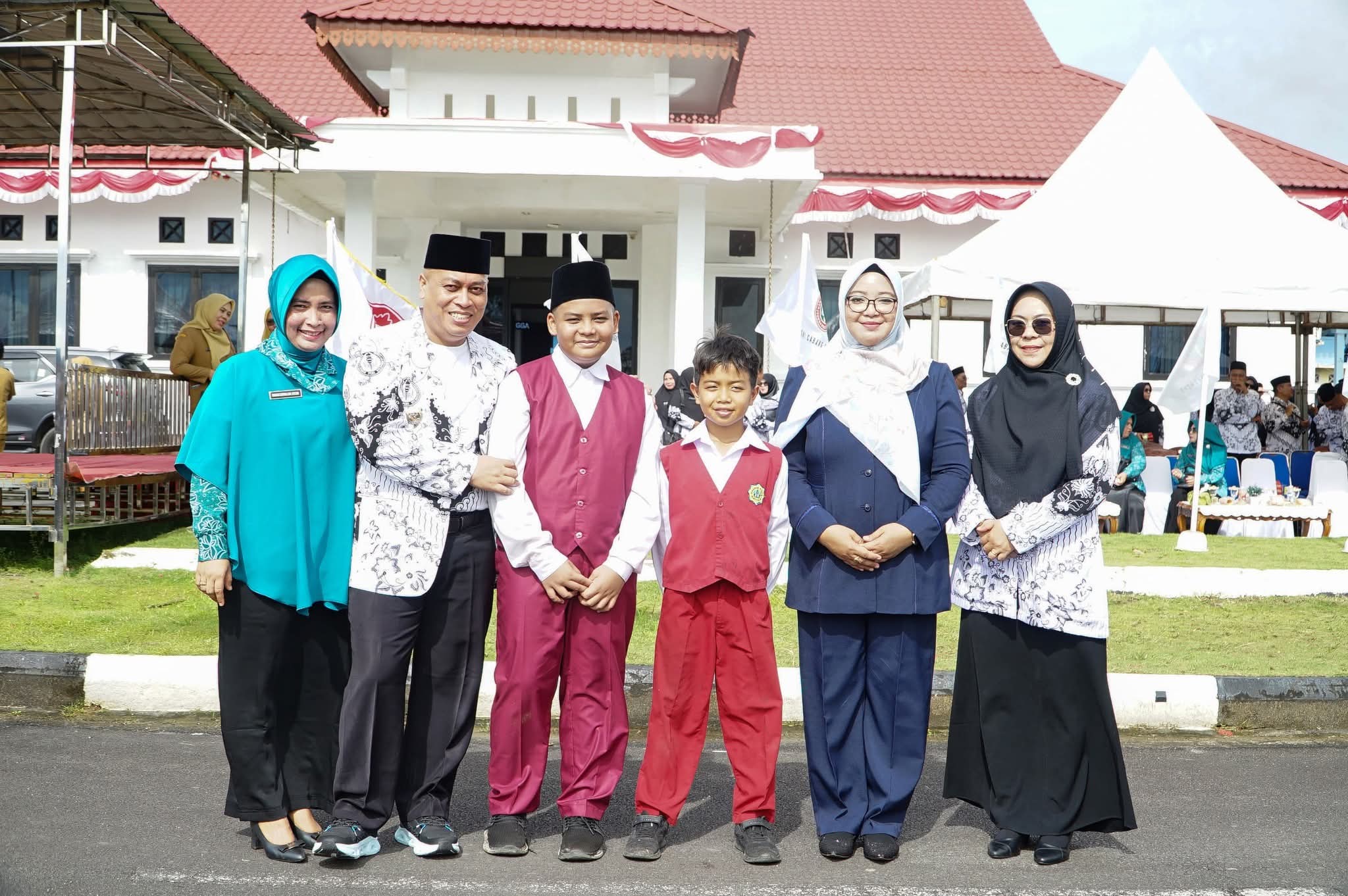 Foto bersama Bupati Lingga bersama keluarga di moment peringatan HUT PGRI 2025 | f. Diskominfo Lingga