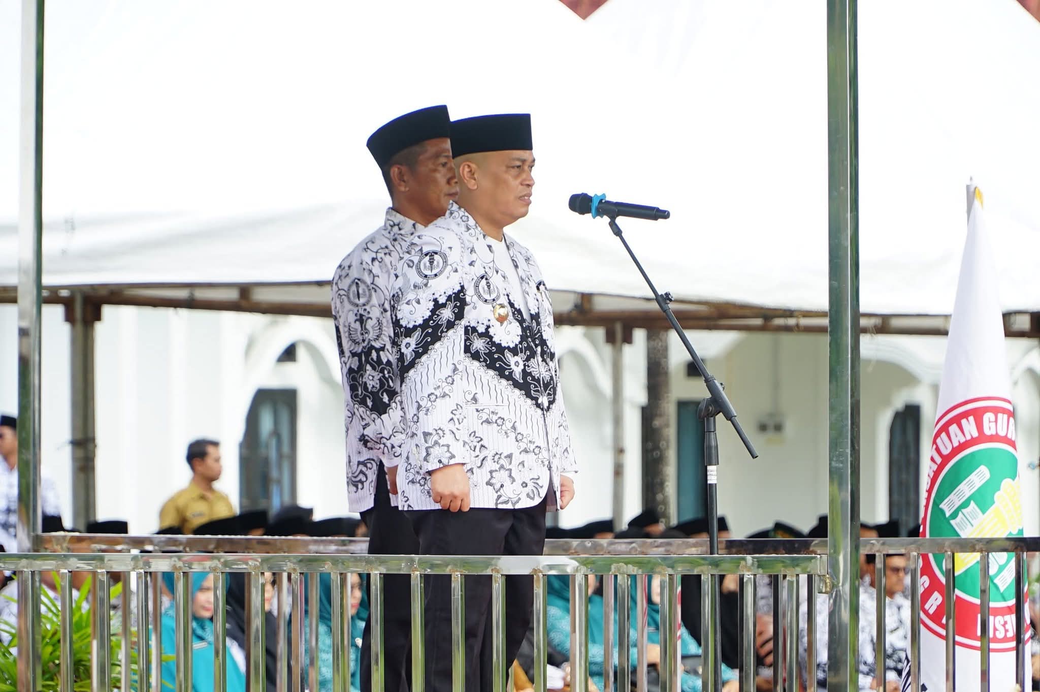 Pemkab Lingga Gelar Upacara HUT PGRI ke-80 dan Hari Guru Nasional 2025, Bupati Nizar Jadi Inspektur Upacara | f. Diskominfo Lingga