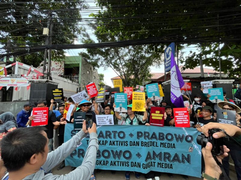 Aksi Solidaritas Mendukung Tempo Melawan Gugatan Rp 200 Miliar oleh Mentan Amran Sulaiman | f. Redaksi