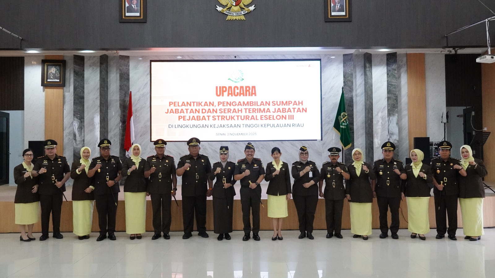 J. Devy Sudarso Lantik 6 Pejabat Kejati Kepri, Tekankan Kinerja Humanis dan Integritas Tinggi | f. Kejati Kepri