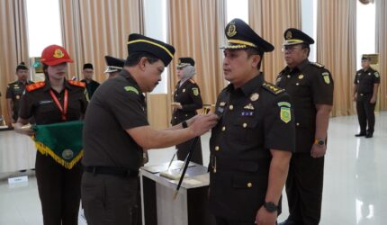 J. Devy Sudarso Lantik 6 Pejabat Kejati Kepri, Tekankan Kinerja Humanis dan Integritas Tinggi | f. Kejati Kepri