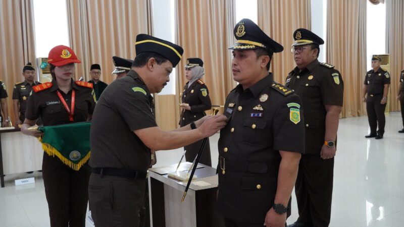 J. Devy Sudarso Lantik 6 Pejabat Kejati Kepri, Tekankan Kinerja Humanis dan Integritas Tinggi | f. Kejati Kepri