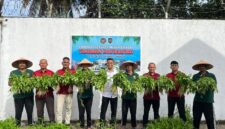 Warga Binaan Lapas Dabo Singkep Ubah Lahan Kosong Jadi Kebun Kangkung Produktif, Panen 100 Ikat per Hari | f. Redaksi