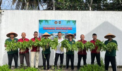 Warga Binaan Lapas Dabo Singkep Ubah Lahan Kosong Jadi Kebun Kangkung Produktif, Panen 100 Ikat per Hari | f. Redaksi