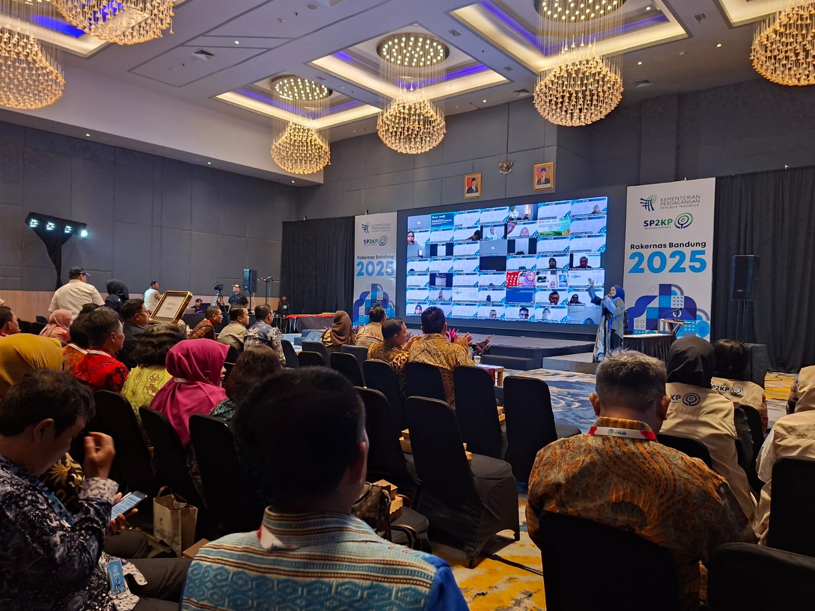 Lingga Raih Prestasi Nasional di Momen Hari Jadi ke-22: Disperindagkop UKM Lingga Raih Peringkat Dua Nasional dalam Pelaporan Kebutuhan Pokok | f. Redaksi