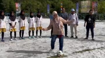 Turnamen Mini Soccer Desa Sekanah Resmi Dibuka: Ketua DPRD Maya Sari Tekankan Pembinaan Atlet Muda dan Persatuan Warga | f. Redaksi