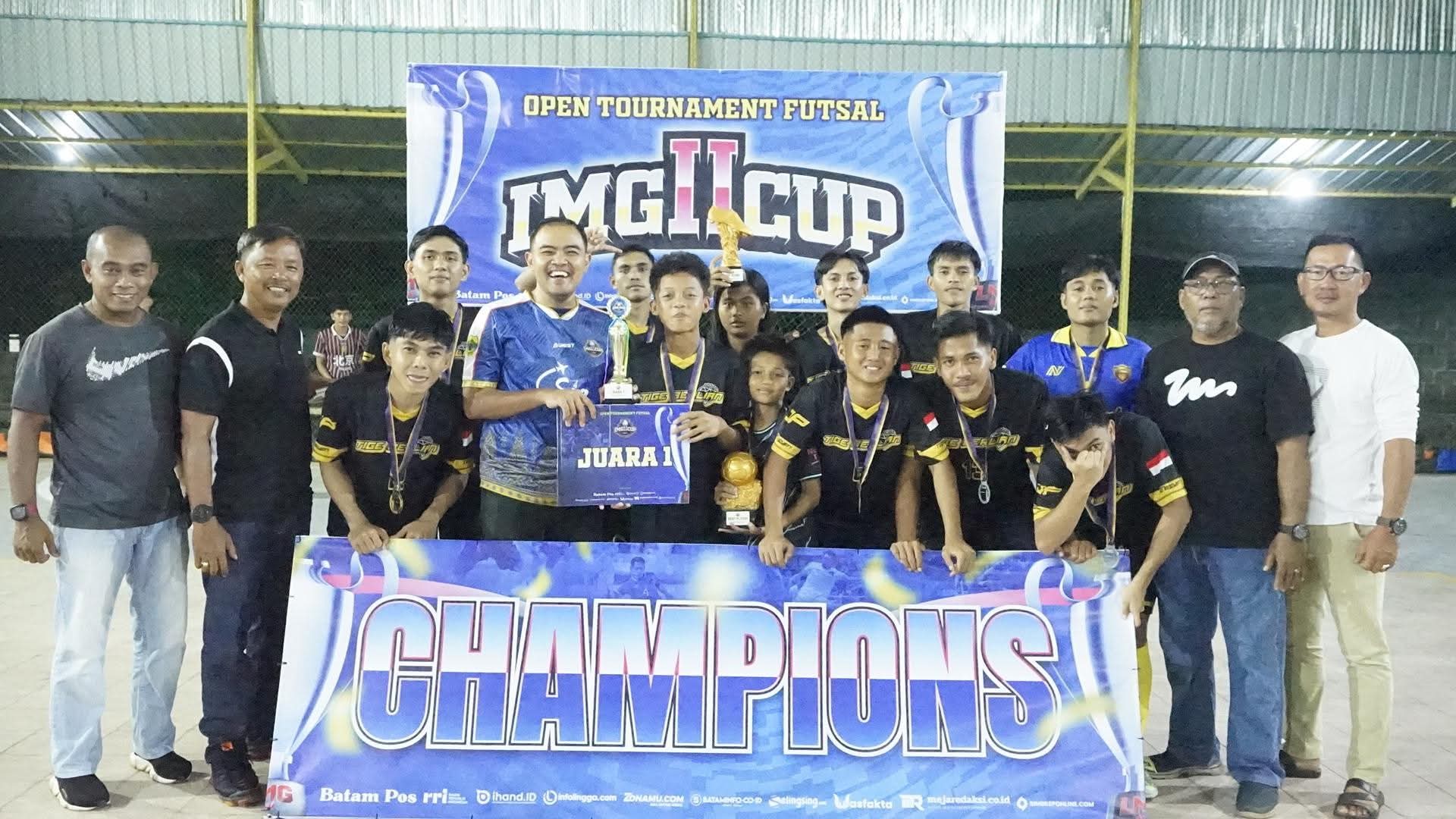 Kasi Intel Kejari Lingga menyerahkan tropi juara 1 turnamen LMG CUP II 2025 | f. Diskominfo Lingga