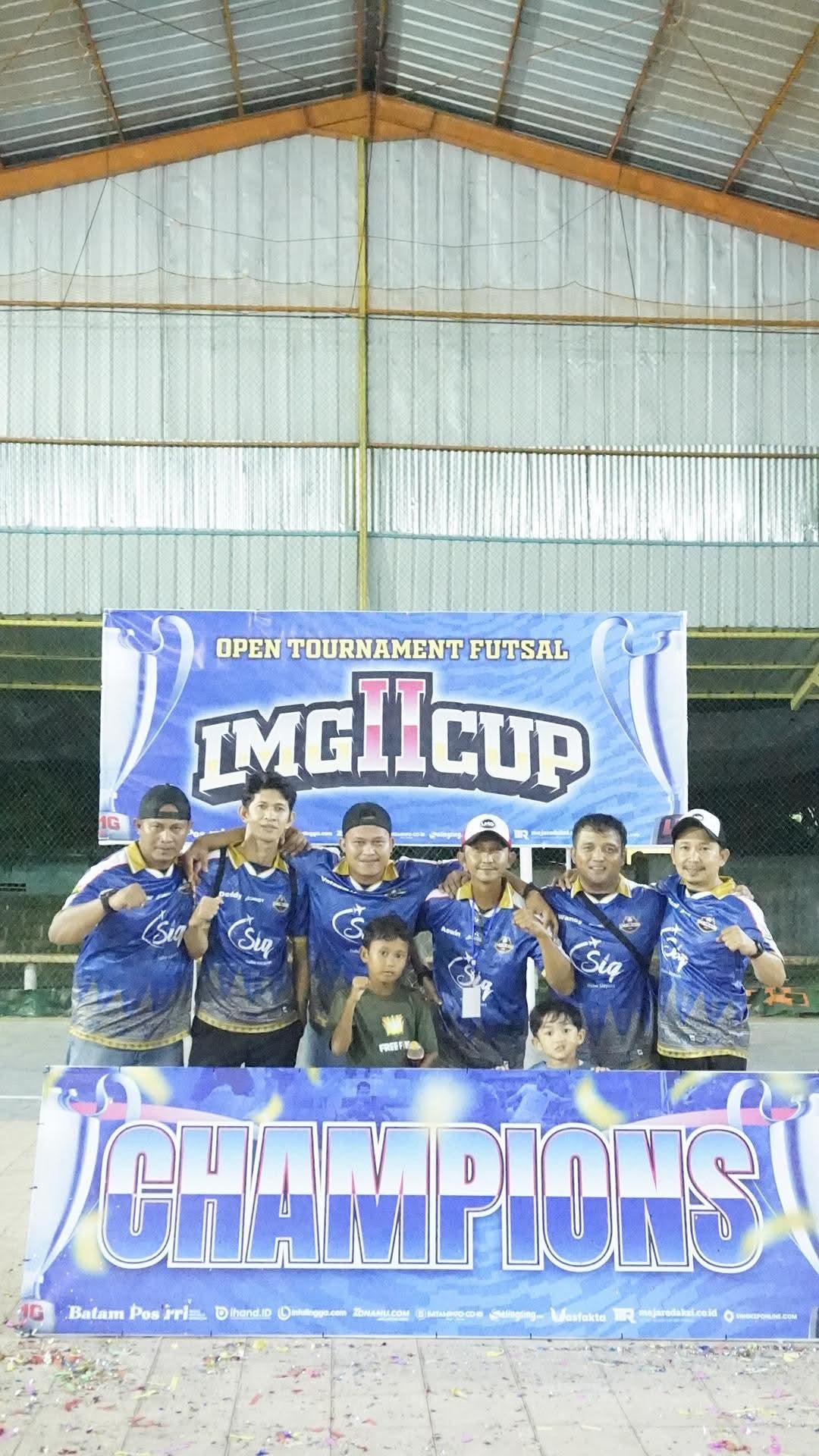 Komunitas LMG foto bersama usai penutupan acara turnamen futsal LMG CUP II 2025 | f. Diskominfo Lingga