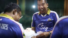 Momen Haru di Penutupan LMG CUP II 2025: Wakil Bupati Lingga H. Novrizal Dapat Kejutan Ulang Tahun di Tengah Lapangan | f. Redaksi