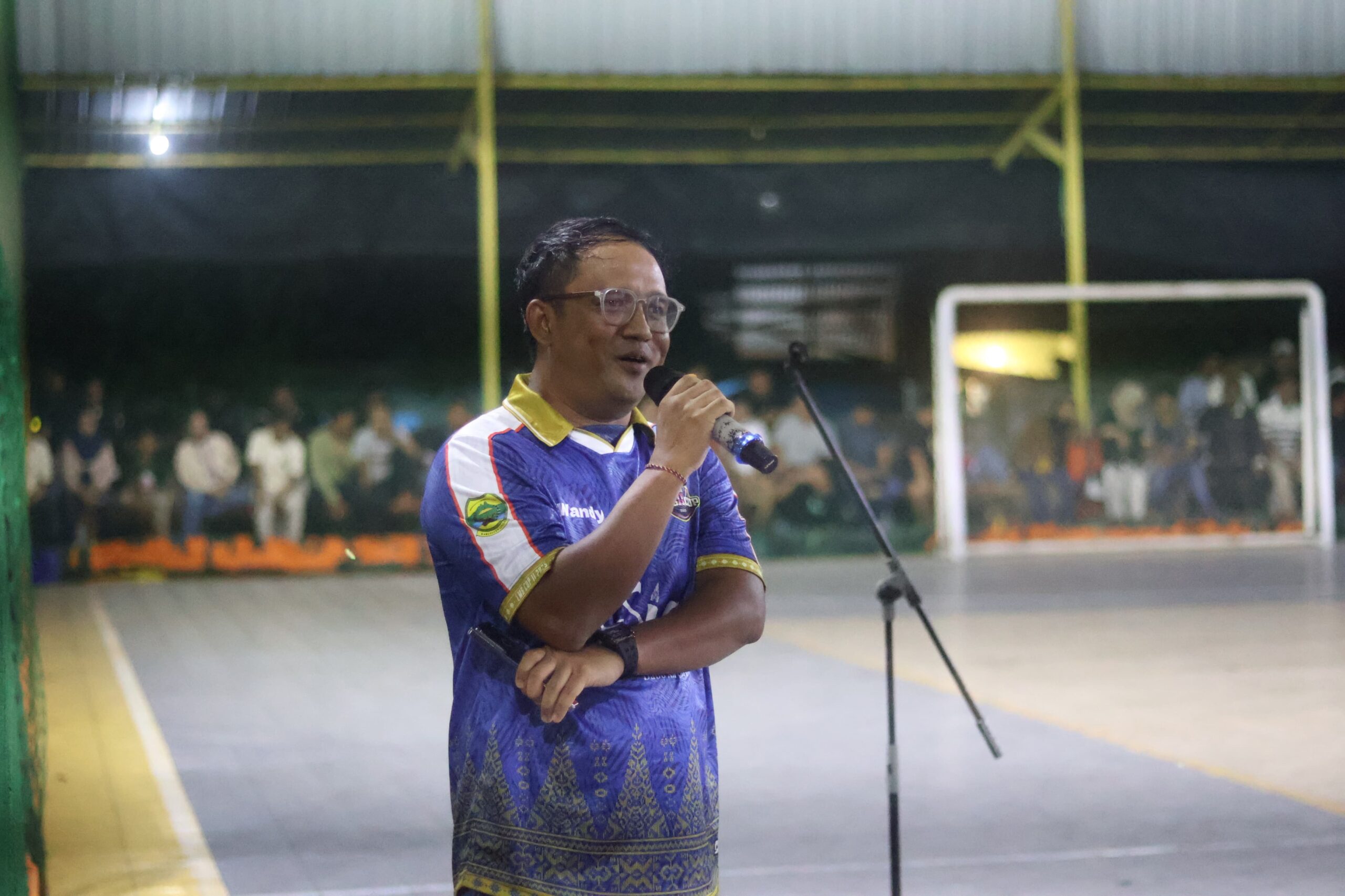 Ketua LMG memberikan ucapan selamat ulang tahun ke-47 tahun pada malam penutupan turnamen Futsal LMG CUP II 2025 | f. Redaksi