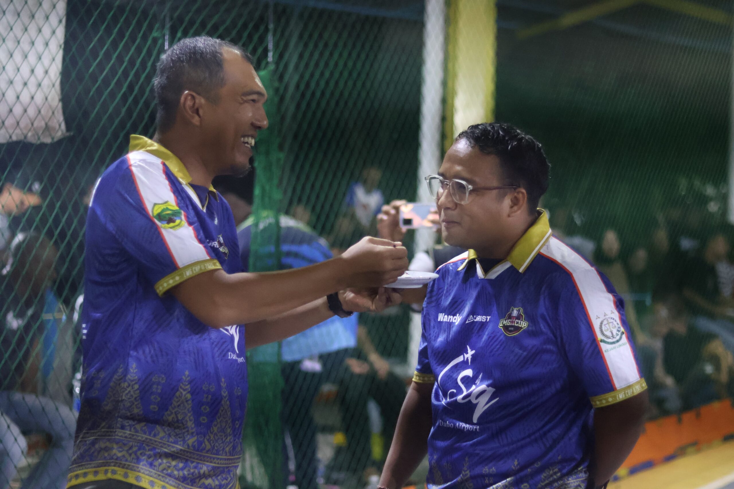 Momen Haru di Penutupan LMG CUP II 2025: Wakil Bupati Lingga H. Novrizal Dapat Kejutan Ulang Tahun di Tengah Lapangan | f. Redaksi