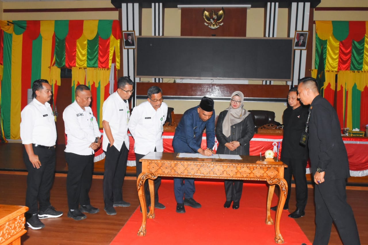Paripurna DPRD Lingga Setujui dan Tandatangani MoU KUA–PPAS APBD 2026 | f. Redaksi