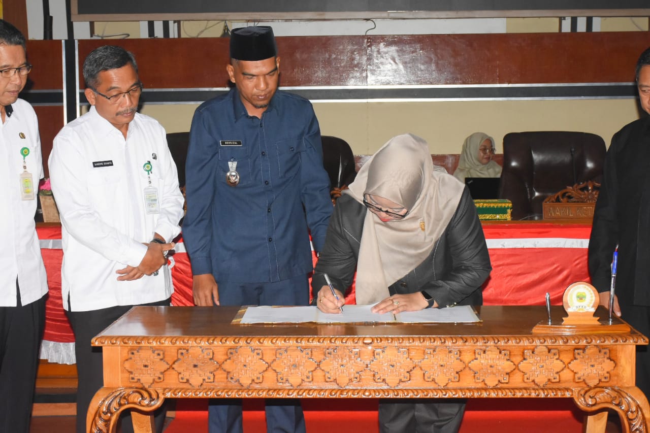 Paripurna DPRD Lingga Setujui dan Tandatangani MoU KUA–PPAS APBD 2026 | f. Redaksi