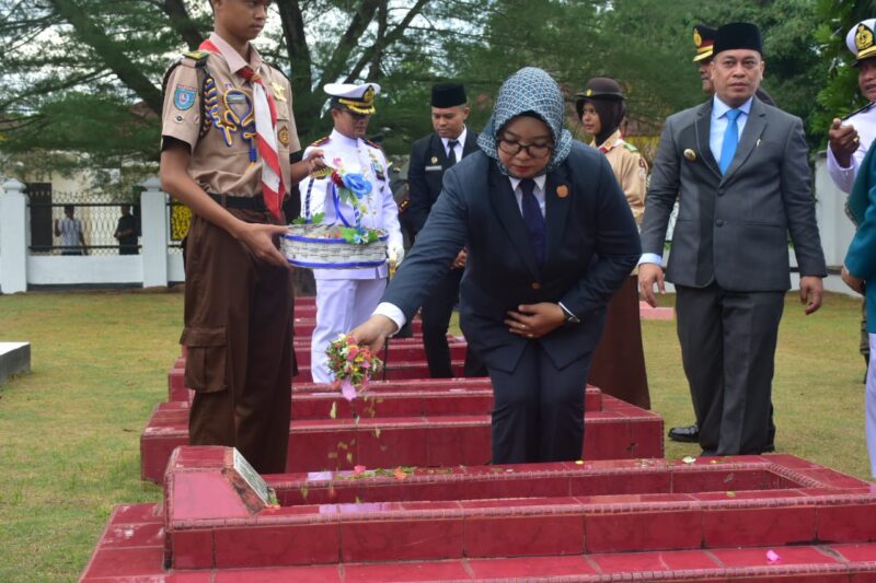 Kabupaten Lingga Peringati Hari Pahlawan Nasional 2025: Ketua DPRD Maya Sari Ajak Masyarakat Meneladani Semangat Juang dan Membangun Daerah Bersama | f. Redaksi