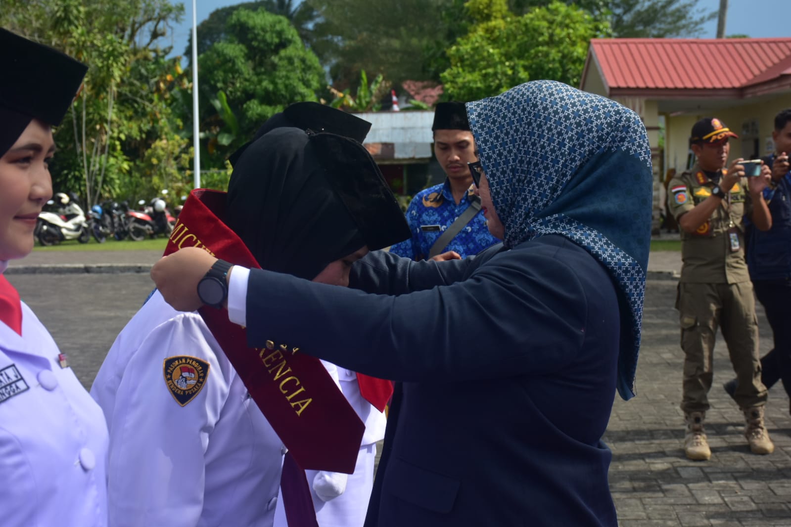 Kabupaten Lingga Peringati Hari Pahlawan Nasional 2025: Ketua DPRD Maya Sari Ajak Masyarakat Meneladani Semangat Juang dan Membangun Daerah Bersama | f. Redaksi