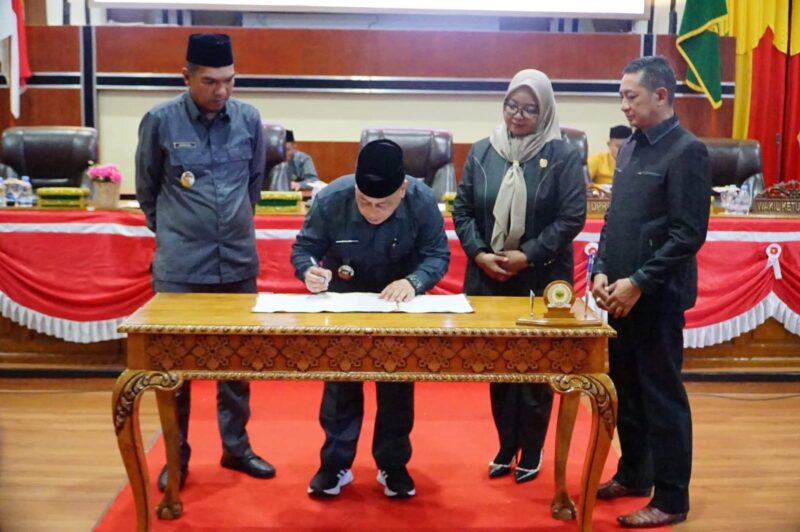 Bupati dan Wakil Bupati Lingga Hadiri Rapat Paripurna DPRD: Bahas Propemperda dan Finalisasi APBD 2026 dalam Rangka Penataan Arah Pembangunan Daerah | f. Redaksi
