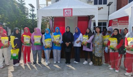 Ketua DPRD Lingga Maya Sari Borong Produk UMKM di Kegiatan Senam Sehat Bersama | f. Redaksi