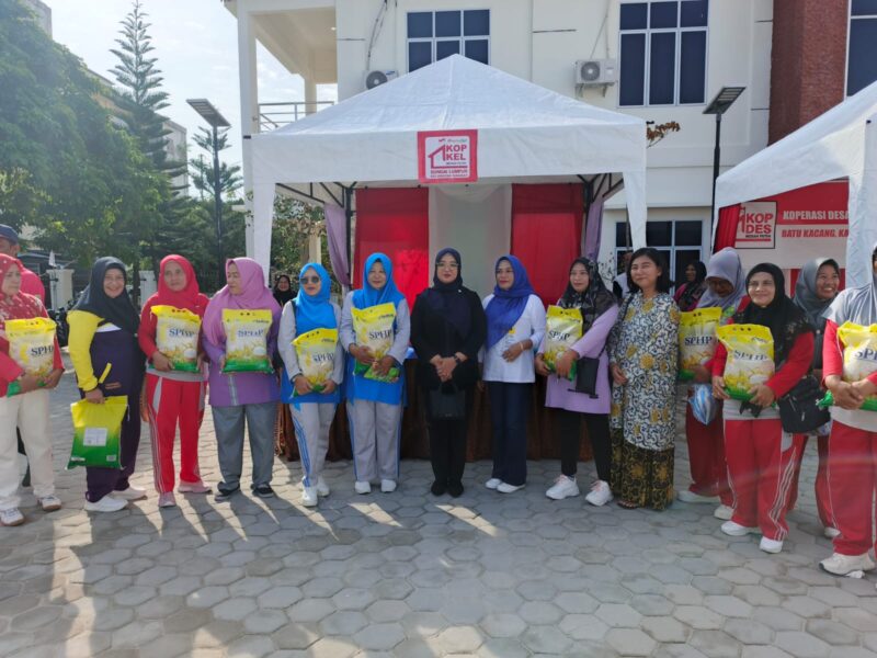 Ketua DPRD Lingga Maya Sari Borong Produk UMKM di Kegiatan Senam Sehat Bersama | f. Redaksi