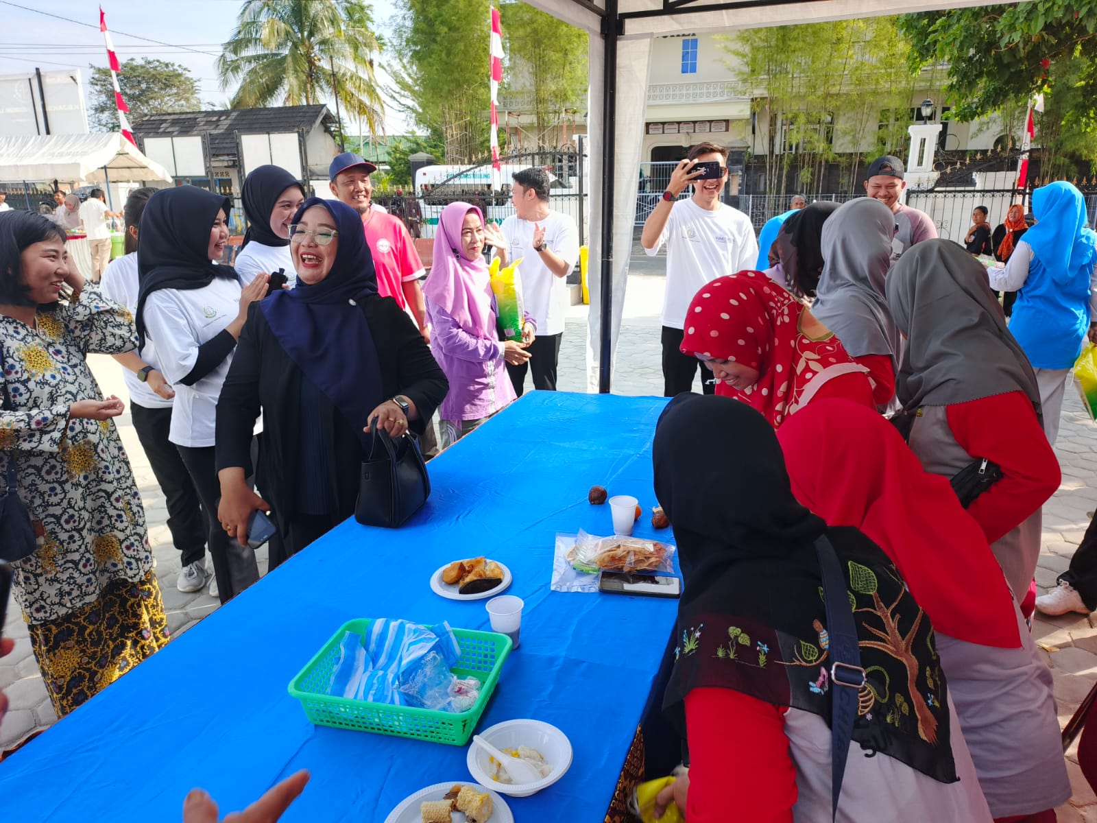 Ketua DPRD Lingga Maya Sari Borong Produk UMKM di Kegiatan Senam Sehat Bersama | f. Redaksi