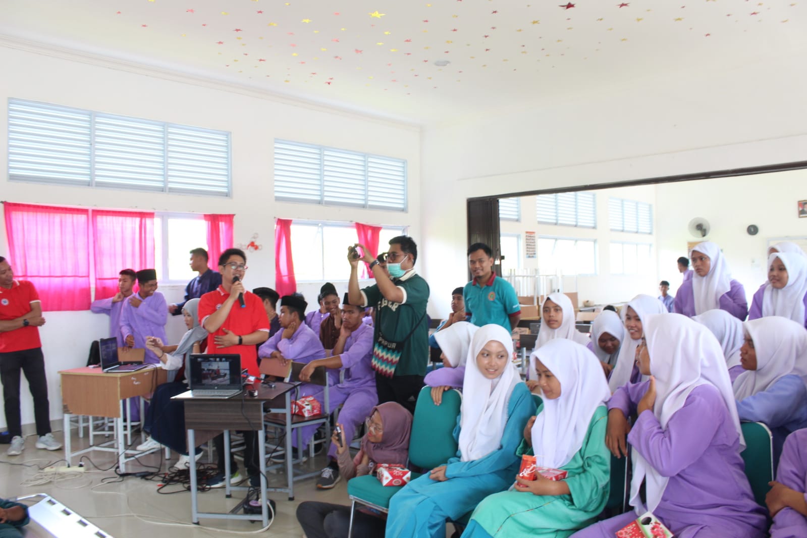 Bupati Lingga dan Bunda Genre Hadiri Sosialisasi Forum Genre di SMAN 1 Singkep Pesisir | f. Redaksi