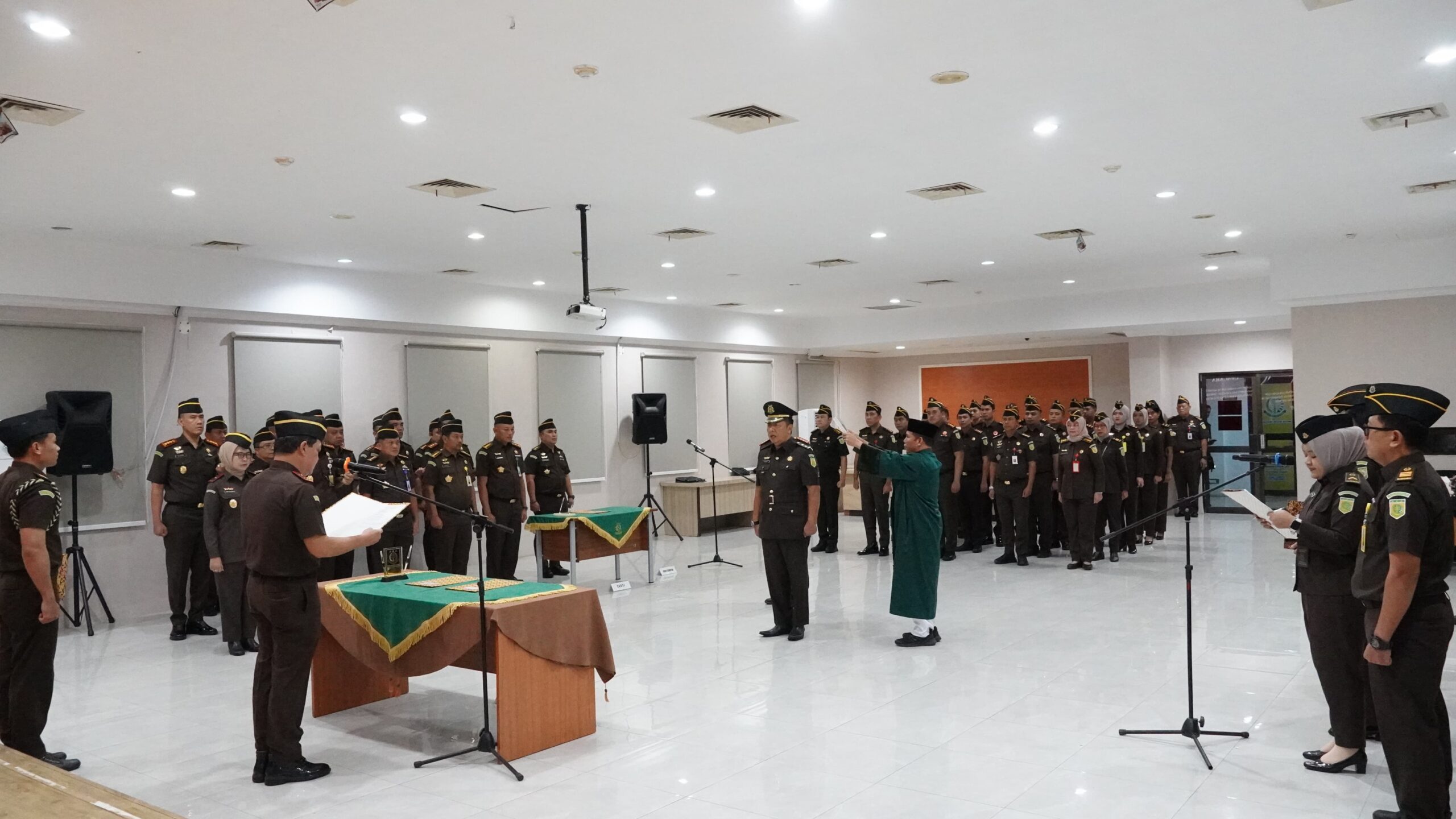 Lantik Aspidum Baru, Kajati Kepri J. Devy Sudarso Tekankan Profesionalitas dan Integritas Penegakan Hukum | f. Kejati Kepri