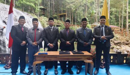 Bupati Lingga Lantik 6 Pejabat Pimpinan Tinggi Pratama di Air Terjun Resun, Sarat Filosofi Kepemimpinan | f. Diskominfo Lingga