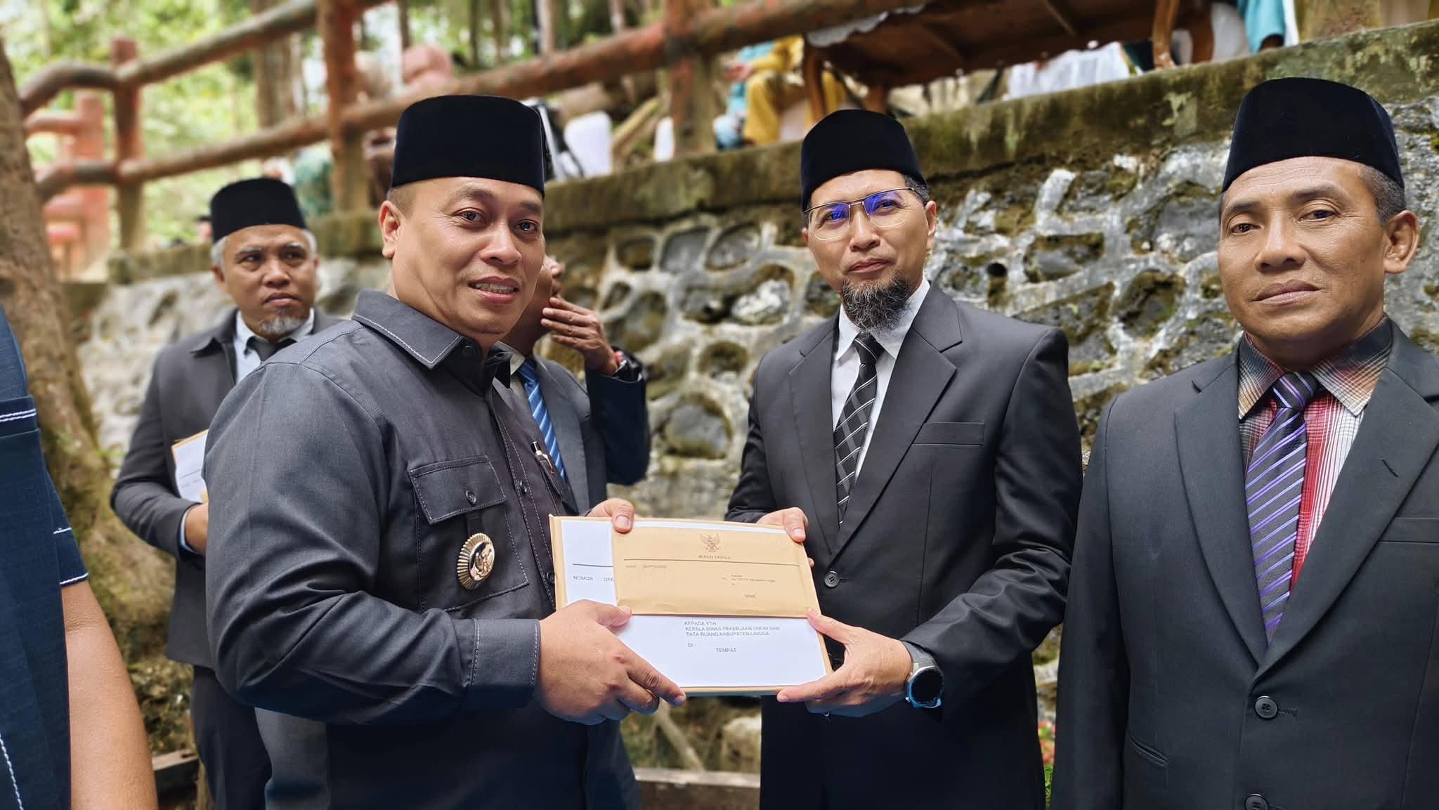 Bupati Lingga Lantik 6 Pejabat Pimpinan Tinggi Pratama di Air Terjun Resun, Sarat Filosofi Kepemimpinan | f. Diskominfo Lingga