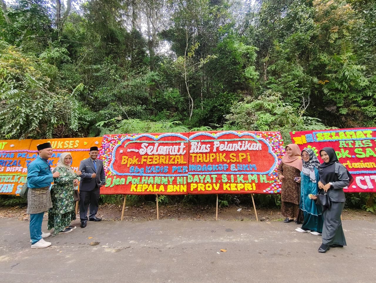 Papan bunga ucapan selamat dari para pejabat tinggi untuk Kadis Perindagkop UKM Lingga yang baru saja dilantik | f. Redaksi