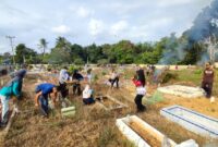 Camat Singkep Barat Susi Yenty memimpin gotong royong massal membersihkan sejumlah pemakaman umum dalam rangka menyambut Ramadhan 1447 H. Kegiatan ini melibatkan TNI-Polri, pemerintah desa, kelurahan dan masyarakat. | f. Redaksi