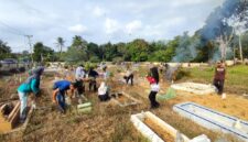 Camat Singkep Barat Susi Yenty memimpin gotong royong massal membersihkan sejumlah pemakaman umum dalam rangka menyambut Ramadhan 1447 H. Kegiatan ini melibatkan TNI-Polri, pemerintah desa, kelurahan dan masyarakat. | f. Redaksi