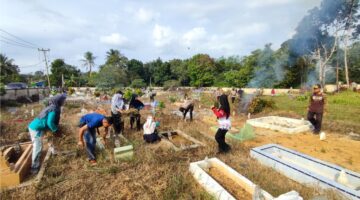 Camat Singkep Barat Susi Yenty memimpin gotong royong massal membersihkan sejumlah pemakaman umum dalam rangka menyambut Ramadhan 1447 H. Kegiatan ini melibatkan TNI-Polri, pemerintah desa, kelurahan dan masyarakat. | f. Redaksi