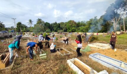 Camat Singkep Barat Susi Yenty memimpin gotong royong massal membersihkan sejumlah pemakaman umum dalam rangka menyambut Ramadhan 1447 H. Kegiatan ini melibatkan TNI-Polri, pemerintah desa, kelurahan dan masyarakat. | f. Redaksi