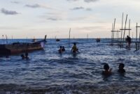 Keindahan Pulau Dabo Singkep di Kabupaten Lingga memikat dengan pantai alami. Anak-anak menghabiskan waktu bermain di pesisir Desa Tanjung Harapan, menikmati laut dan membantu nelayan | f. Redaksi