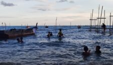Keindahan Pulau Dabo Singkep di Kabupaten Lingga memikat dengan pantai alami. Anak-anak menghabiskan waktu bermain di pesisir Desa Tanjung Harapan, menikmati laut dan membantu nelayan | f. Redaksi