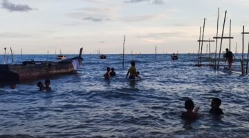 Keindahan Pulau Dabo Singkep di Kabupaten Lingga memikat dengan pantai alami. Anak-anak menghabiskan waktu bermain di pesisir Desa Tanjung Harapan, menikmati laut dan membantu nelayan | f. Redaksi