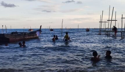 Keindahan Pulau Dabo Singkep di Kabupaten Lingga memikat dengan pantai alami. Anak-anak menghabiskan waktu bermain di pesisir Desa Tanjung Harapan, menikmati laut dan membantu nelayan | f. Redaksi