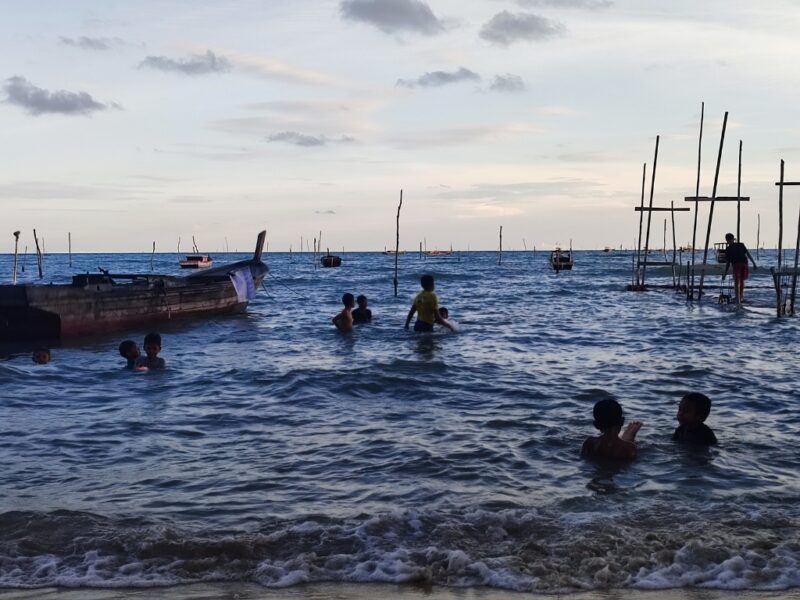 Keindahan Pulau Dabo Singkep di Kabupaten Lingga memikat dengan pantai alami. Anak-anak menghabiskan waktu bermain di pesisir Desa Tanjung Harapan, menikmati laut dan membantu nelayan | f. Redaksi