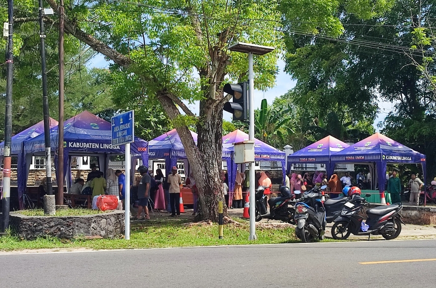 Hari terakhir Bazar Sembako Murah di Dabo Singkep diserbu warga. Sebanyak 1,5 ton beras ludes dalam dua jam. Kadis Perindagkop UMKM Lingga Febrizal Taufik sebut antusiasme masyarakat sangat tinggi | f. Ihand