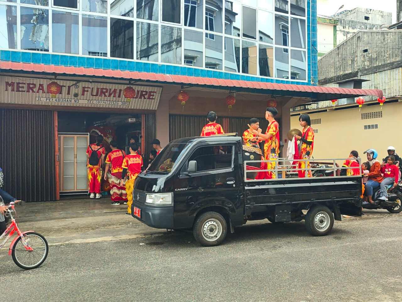 Aksi spektakuler barongsai pada hari pertama Imlek 17 Februari 2026 memikat warga Dabo Singkep. Tradisi kuno Tiongkok ini bukan sekadar hiburan, tetapi simbol keberuntungan dan pengusir energi buruk | f. Redaksi